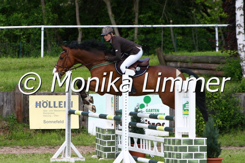 005M5073_Colour_L Springen.JPG